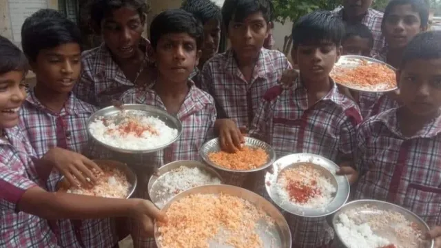 nizamabad-school-students-get-rice-with-chilli-powder-as-midday-meal-brs-leader-slams-congress-govt